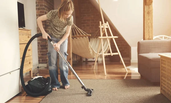 가집에서 먼지를 진공청소기를 사용하여 카펫을 아파트에서 주문받은 — 스톡 사진