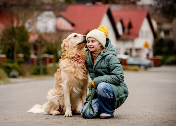 Menina Adolescente Sentada Com Cão Golden Retriever Rua Cidade Outono — Fotografia de Stock