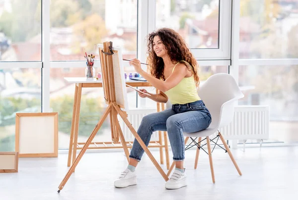 Artista Sorrindo Pintura Cavalete Oficina — Fotografia de Stock
