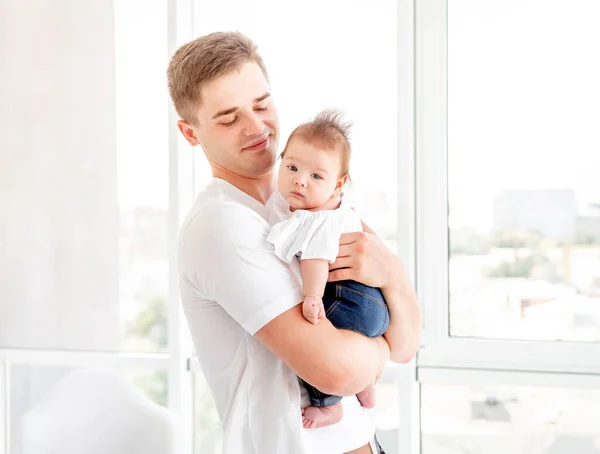 Vater Umarmt Säugling Fenster — Stockfoto