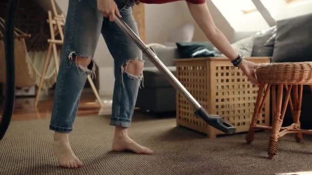 Alfombra Limpieza Chica Con Aspiradora Polvo Casa Mujer Ama Llaves — Vídeo de stock