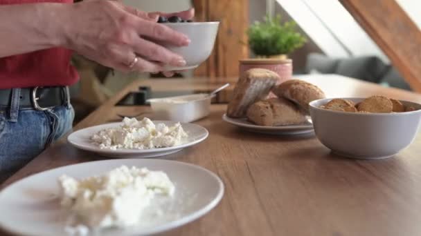 Mädchenhände Stecken Zucker Hüttenkäse Für Ein Gesundes Frühstück Hause Junge — Stockvideo