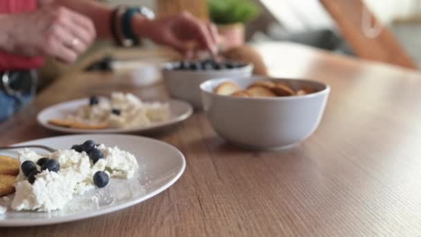 Cottage Chease Στο Πιάτο Βατόμουρα Και Μπισκότα Για Υγιεινό Πρωινό — Αρχείο Βίντεο