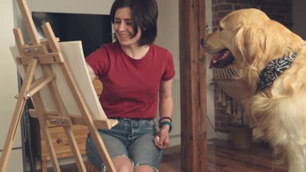 Pretty Girl Artist Hace Boceto Perro Golden Retriever Usando Lápiz — Vídeos de Stock
