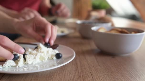 Cabaña Chease Plato Con Arándanos Galletas Para Desayuno Saludable Casa — Vídeo de stock
