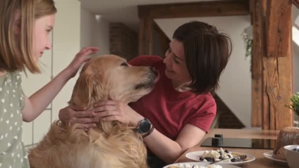 Matka Córka Golden Retriever Pies Chease Domek Śniadanie Karmienie Zwierząt — Wideo stockowe