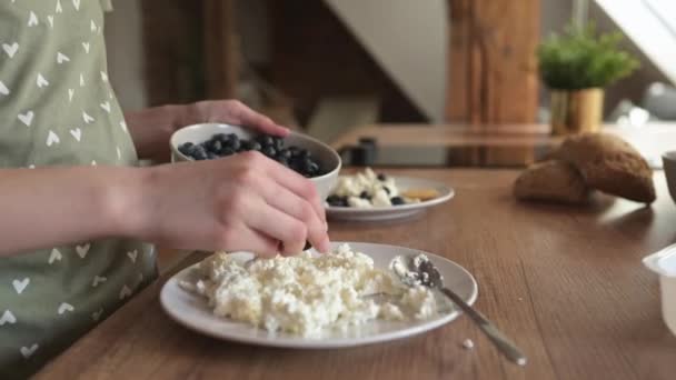 Gadis Tangan Menempatkan Blueberry Pondok Chease Piring Untuk Sarapan Sehat — Stok Video