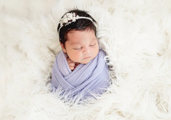 Smiling Newborn Knitted Hat White Fluffy Blanket — Stock Photo, Image
