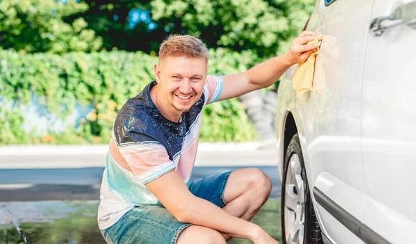 Adam Araba Yıkarken Araba Sapını Paçavrayla Temizliyor — Stok fotoğraf