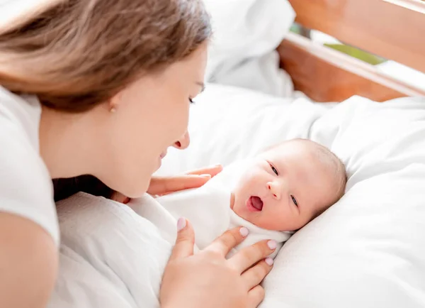 Genç Anne Yeni Doğan Kızına Bakıyor Beyaz Çarşaflarla Sarılmış Ağzı — Stok fotoğraf