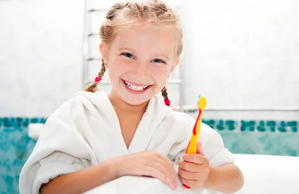 Dziewczynka Szczotkowanie Zębów Kąpieli — Zdjęcie stockowe