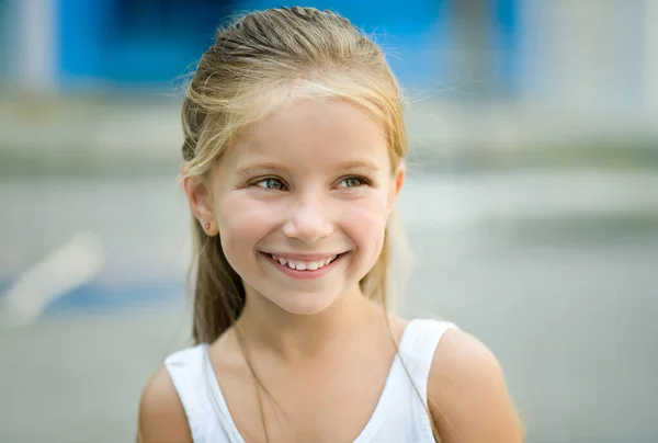 Portrét Krásné Liitle Dívka Zblízka — Stock fotografie