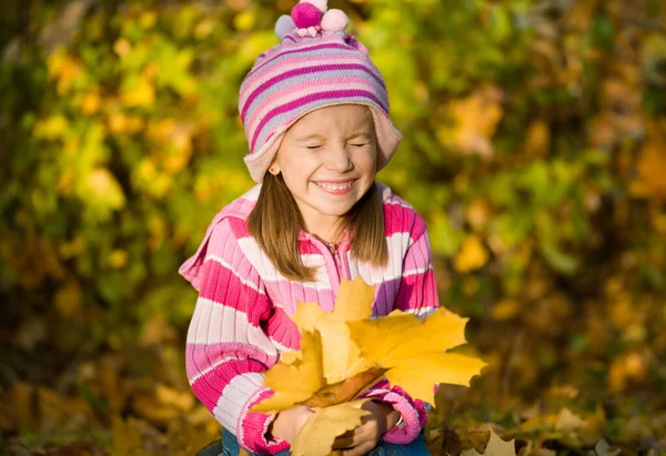 Holčička Mžourá Proti Podzimnímu Listí — Stock fotografie