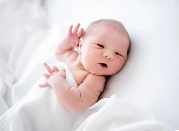 Menina Recém Nascido Bonito Deitado Cama Adormecer Segurando Mãos Perto — Fotografia de Stock
