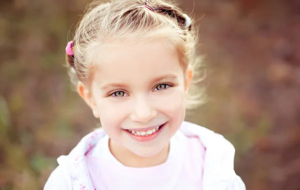 Portrét Krásné Liitle Dívka Zblízka — Stock fotografie