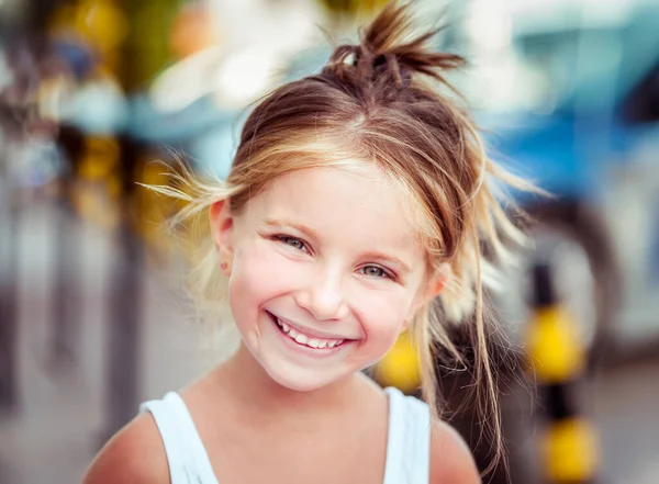 Retrato Una Linda Feliz Liitle Girl Cerca —  Fotos de Stock