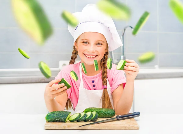 Lachend Klein Meisje Snijdt Komkommers Thuis Keuken — Stockfoto