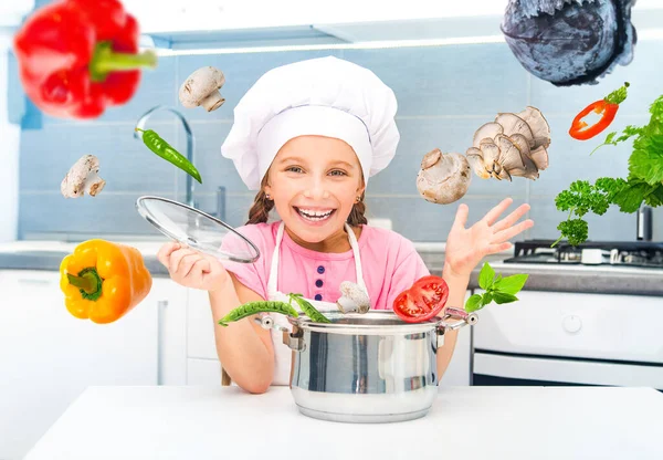 Menina Feliz Preparando Sopa Vegetariana Cozinha — Fotografia de Stock
