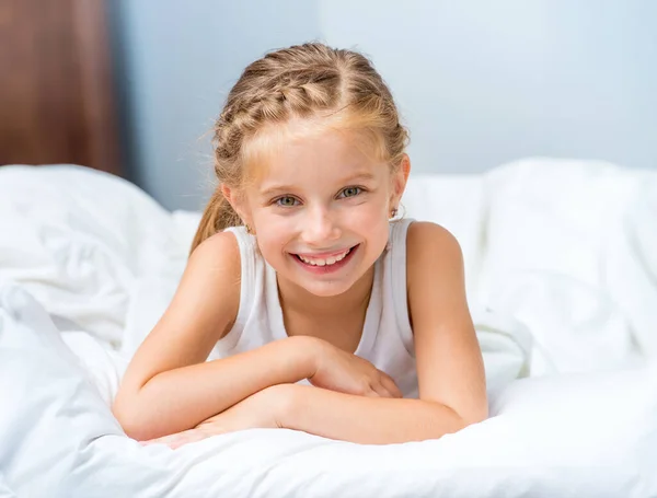 Sevimli Gülümseyen Küçük Kız Beyaz Yatağında Uyandım — Stok fotoğraf