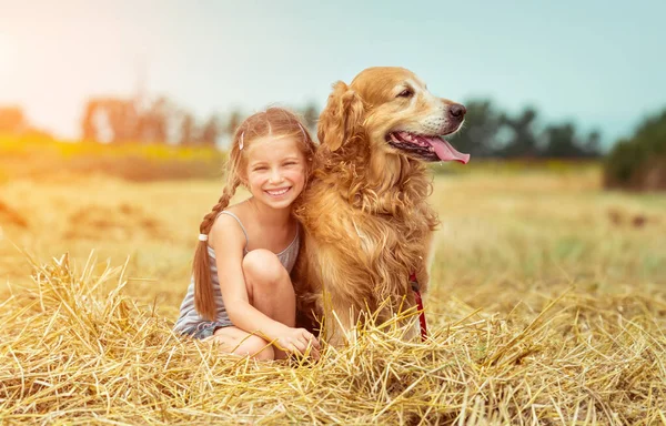 Счастливая Маленькая Девочка Своей Собакой Золотистой Ретривер Сельской Местности Летом — стоковое фото