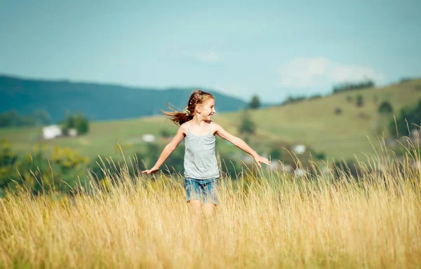 Милая Маленькая Девочка Бежит Через Красивый Луг Горах — стоковое фото
