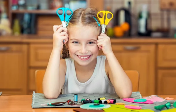 Счастливая Симпатичная Маленькая Девочка Показывает Две Ножницы — стоковое фото