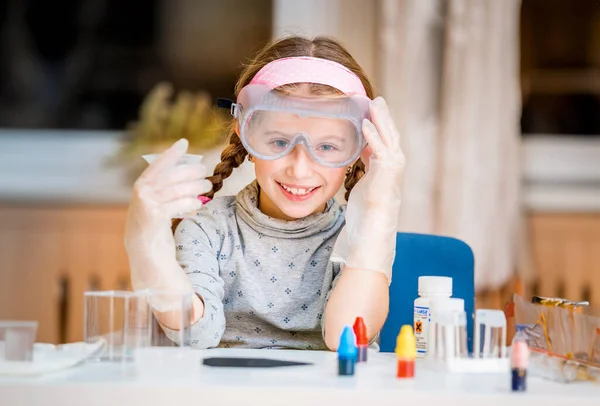 Niña Feliz Con Frascos Para Química — Foto de Stock