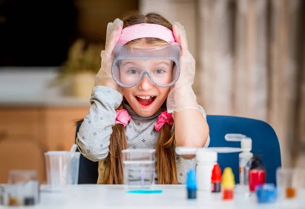 Menina Feliz Com Frascos Para Química — Fotografia de Stock
