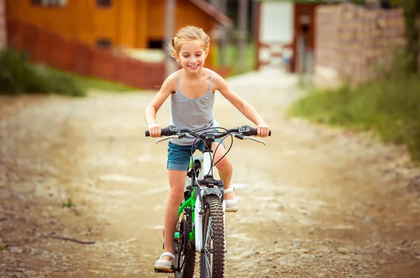 Gelukkig Klein Meisje Rijden Een Fiets Landelijke Gebieden — Stockfoto