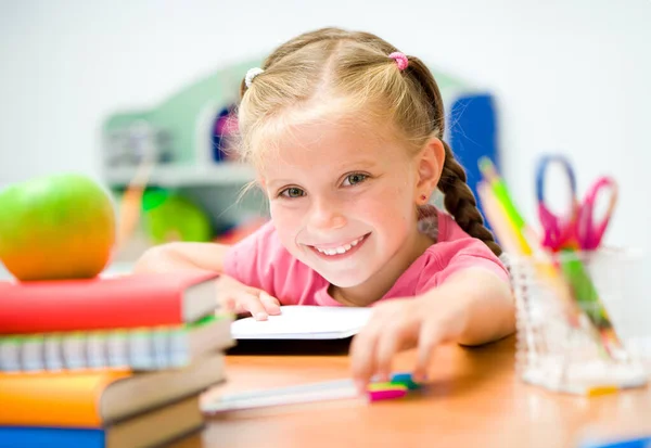 Kleines Mädchen Schreibtisch Mit Bunten Kugelschreibern — Stockfoto