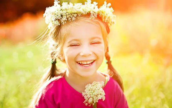 Egy Kislány Portréja Virágkoszorúban — Stock Fotó