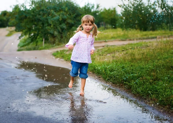Meisje Junps Blootsvoets Een Plas Spetterend Water Regen — Stockfoto