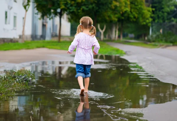Dziewczyna Chodzić Boso Kałuży Rozbryzgu Wody Deszczu — Zdjęcie stockowe