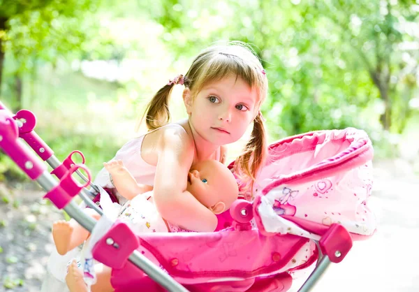 Oyuncak Arabasıyla Sevimli Küçük Bir Kız — Stok fotoğraf