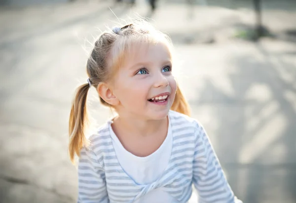 Porträt Eines Schönen Kleinen Mädchens Nahaufnahme — Stockfoto