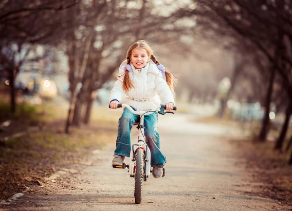Ładny Mały Dziewczyna Jazda Rowerze Wiosnę — Zdjęcie stockowe