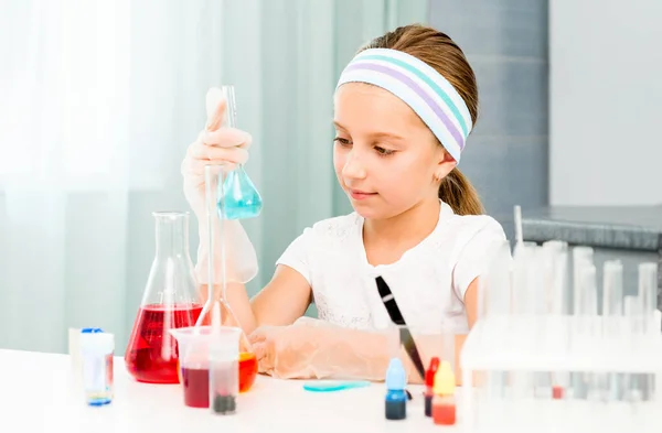 Menina Bonito Com Frascos Para Química — Fotografia de Stock