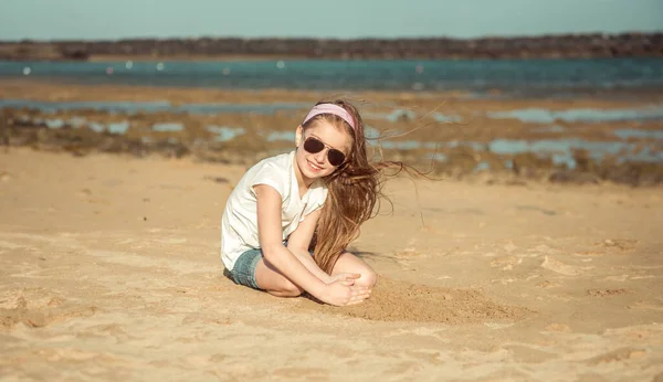 Malá Holčička Klobouku Písečné Pláži — Stock fotografie