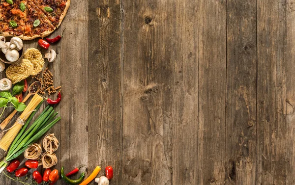 Італійська Кухня Фону Піци Сирі Макарони Овочі Дерев Яні Таблиці — стокове фото