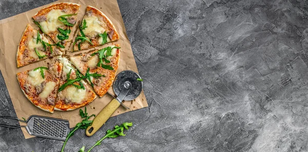 Hemlagad Pizza Tonfisk Mozzarellaost Parmesan Och Rucola Ovanifrån Utrymme För — Stockfoto