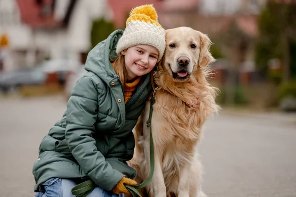 Preteen Child Girl Hugging Golden Retriever Dog Autumn City Street — Stok fotoğraf
