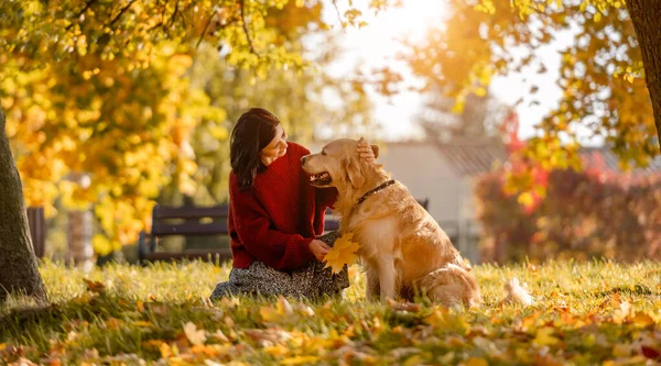 Hermosa Chica Con Perro Golden Retriever Sentado Parque Otoño Con —  Fotos de Stock