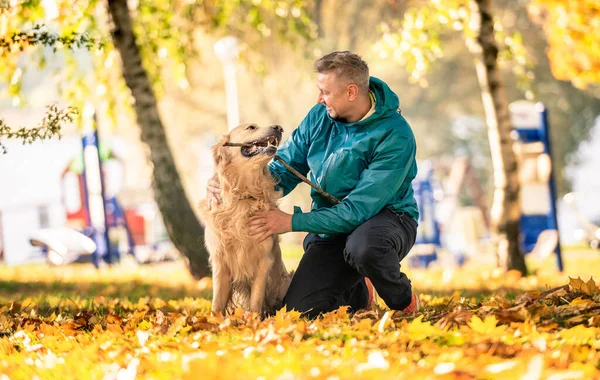 Sonbahar Parkında Köpeğiyle Oynayan Adam — Stok fotoğraf