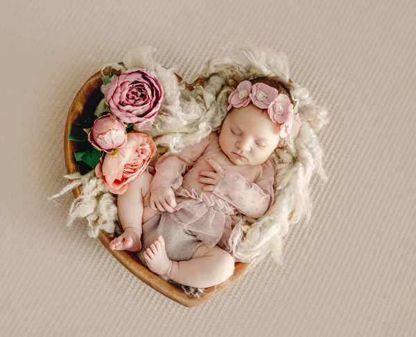 Bébé Fille Nouveau Portant Une Robe Dormant Forme Coeur Panier — Photo