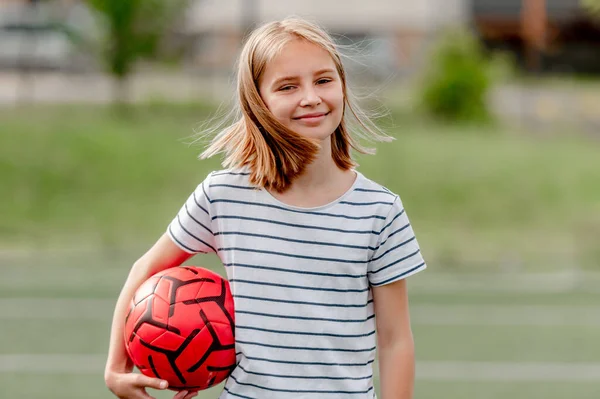 Ładne Dziecko Dziewczyna Pozowanie Piłką Nożną Lecie Patrząc Aparat Uśmiechnięty — Zdjęcie stockowe