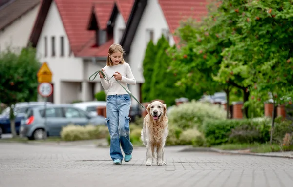 Tonårstjej Med Golden Retriever Hund Som Promenerar City Street Söt — Stockfoto