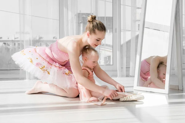 Dwie Baletnice Matka Córka Siedzące Sznurku Przed Dużymi Oknami Studio — Zdjęcie stockowe