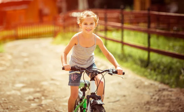 Kleines Mädchen Auf Dem Fahrrad Ländlichen Raum — Stockfoto