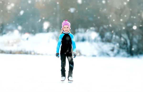 Açık Havada Buz Pateni Termal Elbiseli Neşeli Küçük Kız — Stok fotoğraf