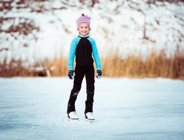 Termal Gülümseyen Sevimli Küçük Kız Açık Havada Buz Pateni Uygun — Stok fotoğraf